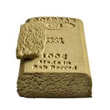 Plaquette de Hash CBD Acid Rock Goldbar 100g avec texture sableuse et marquage Bab Berred.