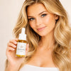 Flacon d'huile de CBD bio Nobilis présenté par une femme - Disponible chez Marina CBD.