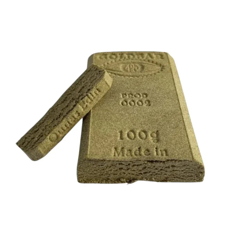 Lingot de résine OG Hash par Ounas Edin (Goldbar420), texture compacte et sablée.