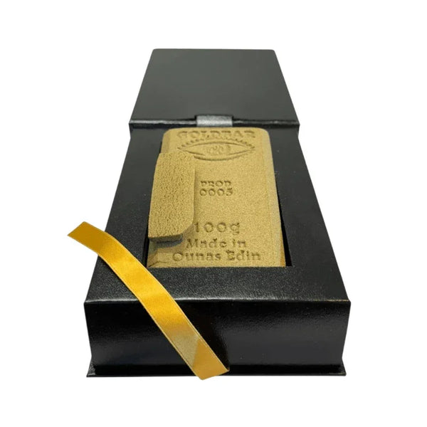 Zoom détaillé sur un lingot de résine Hash CBD Kompolti Laazayeb (Goldbar420) révélant sa texture mousseuse et sa gravure.